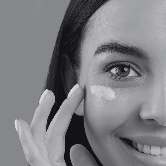 pigmentvlekken verminderen
huid egaliseren
droge huid kalmeren
huid voeden en hydrateren
anti-aging serum
verstevigend gezichtsmasker
antioxidant bescherming
QMS huidverzorging
travelsize skincare
huidverzorgingsset