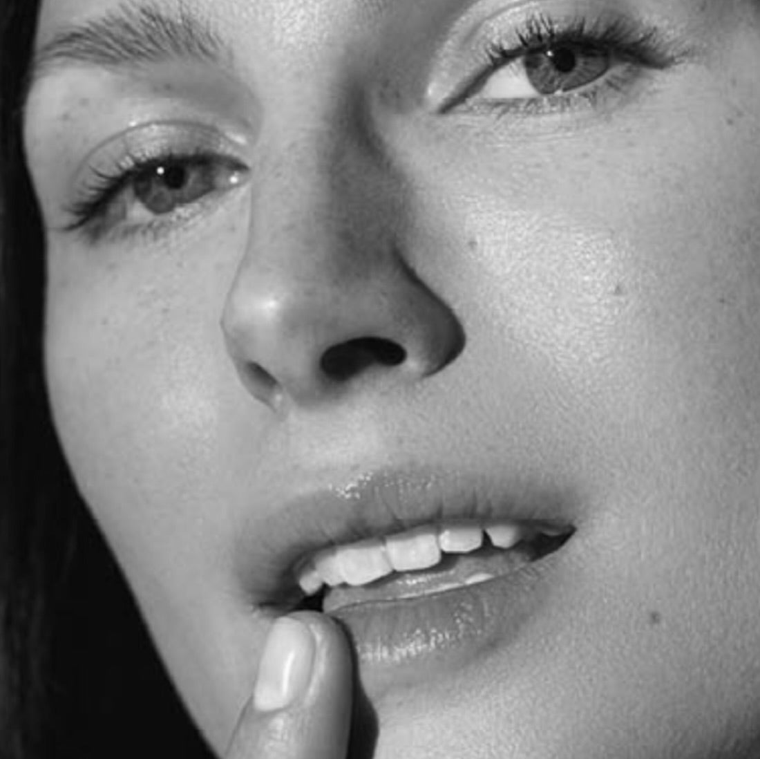 QMS Lip Line Corrector – huidverzorgingsproduct ontworpen om fijne lijntjes en rimpels rondom de lippen te verminderen en de huid te verstrakken voor een jeugdiger uiterlijk